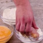 untando la pechuga con harina huevo y pan rallado