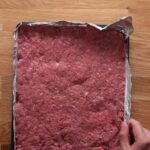 colocando la carne en papel aluminio o papel encerado