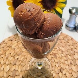 helado de chocolate con trozoz de galleta